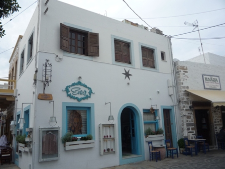 La plaza principal de Patmos, isla en la que pululan las motos.